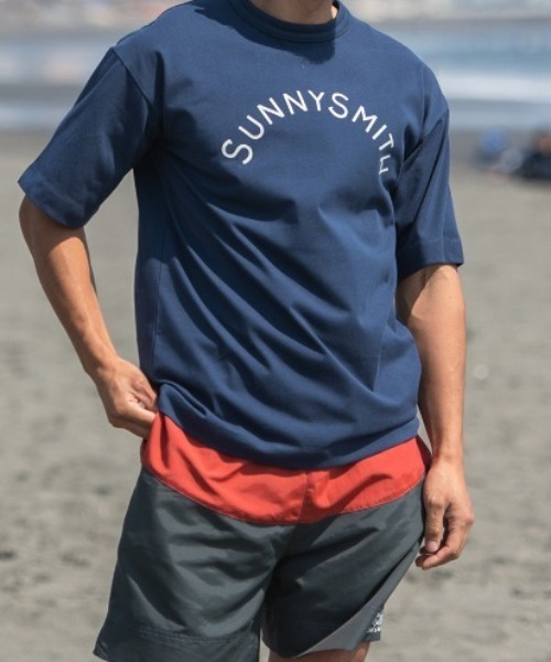 Sunny Smith(サニースミス)の「【SUNNY SMITH】へビーオンス Cool Smith Standard Arch Logo 半袖Tシャツ(Tシャツ/カットソー・メンズ・チャコール/ネイビー/グリーン/レッド/オフホワイト・MEDIUM/LARGE)」の1枚目の写真