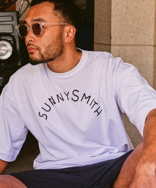 Sunny Smith(サニースミス)の「【SUNNY SMITH】へビーオンス Cool Smith Standard Arch Logo 半袖Tシャツ(Tシャツ/カットソー・メンズ・チャコール/ネイビー/グリーン/レッド/オフホワイト・MEDIUM/LARGE)」の2枚目の写真