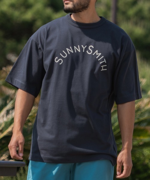 Sunny Smith(サニースミス)の「【SUNNY SMITH】へビーオンス Cool Smith Standard Arch Logo 半袖Tシャツ(Tシャツ/カットソー・メンズ・チャコール/ネイビー/グリーン/レッド/オフホワイト・MEDIUM/LARGE)」の3枚目の写真
