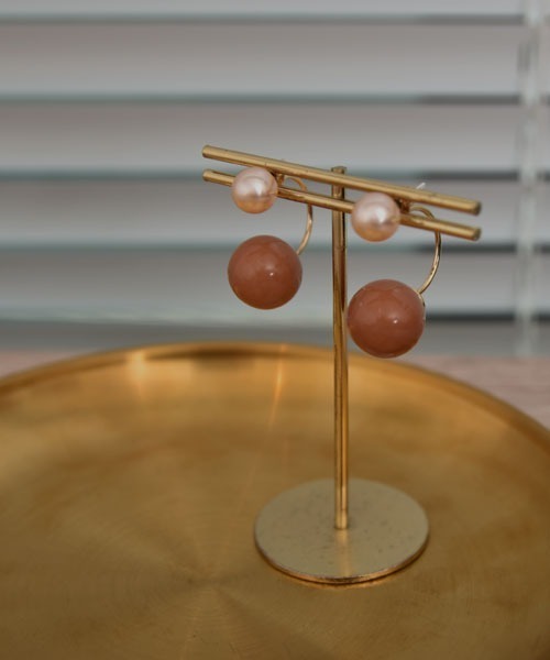 TONE SELECT GOODS（トーンセレクトグッズ）の「【resonance】ニュアンス ブラウンカラー ボール ピアス（ピアス（両耳用）・レディース・ブラウン系/ブラック系・FREE）」の2枚目の写真