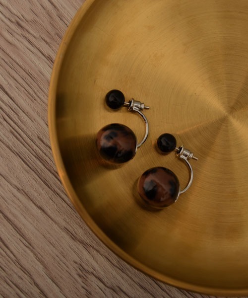 TONE SELECT GOODS（トーンセレクトグッズ）の「【resonance】ニュアンス ブラウンカラー ボール ピアス（ピアス（両耳用）・レディース・ブラウン系/ブラック系・FREE）」の4枚目の写真