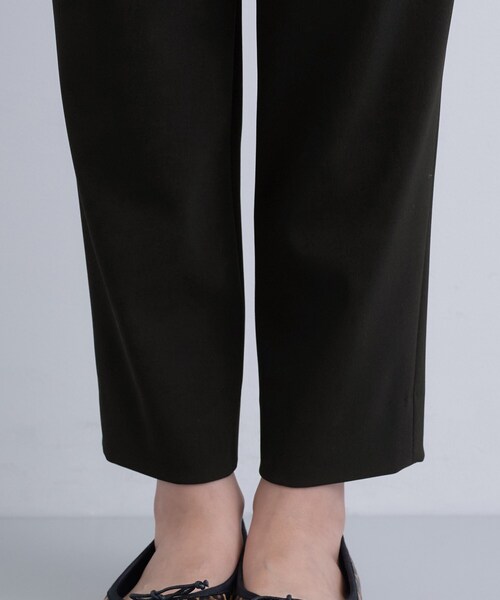 INDIVI（インディヴィ）の「人気NO.1【褒められパンツ／高ストレッチ／ウエストゴム】タックテーパードパンツ（その他パンツ・レディース・ブラック/ナチュラル/ネイビー/ホワイト/ボルドー・42/40/38/36/34/19/15 /13/12/05/03）」の10枚目の写真