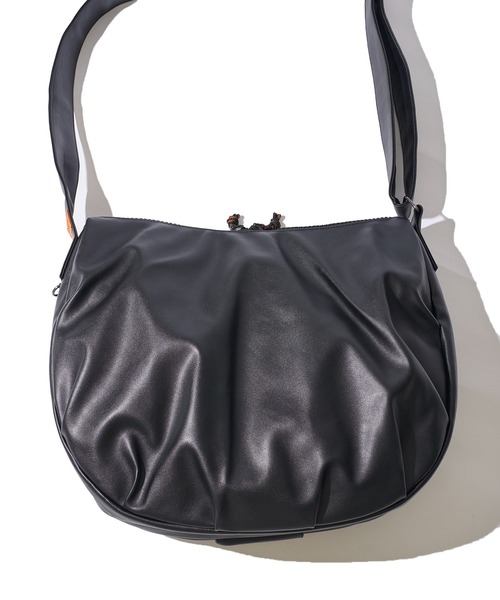 UNIVERSAL OVERALL(ユニバーサルオーバーオール)の「【UNIVERSAL OVERALL】ECO LEATHER HOBO SHOULDER BAG / エコレザーショルダーバッグ(ショルダーバッグ・レディース・ブラック/シルバーグレー/ブラウン・FREE)」の5枚目の写真