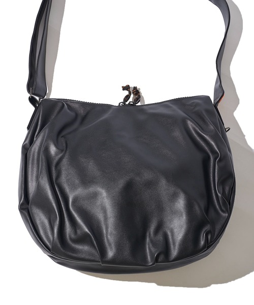 UNIVERSAL OVERALL(ユニバーサルオーバーオール)の「【UNIVERSAL OVERALL】ECO LEATHER HOBO SHOULDER BAG / エコレザーショルダーバッグ(ショルダーバッグ・レディース・ブラック/シルバーグレー/ブラウン・FREE)」の8枚目の写真