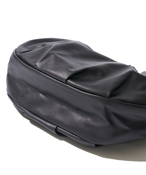 UNIVERSAL OVERALL(ユニバーサルオーバーオール)の「【UNIVERSAL OVERALL】ECO LEATHER HOBO SHOULDER BAG / エコレザーショルダーバッグ(ショルダーバッグ・レディース・ブラック/シルバーグレー/ブラウン・FREE)」の9枚目の写真