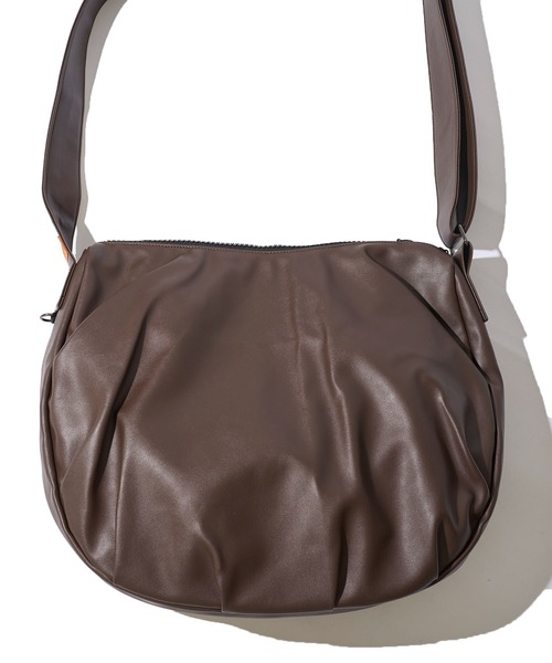 UNIVERSAL OVERALL(ユニバーサルオーバーオール)の「【UNIVERSAL OVERALL】ECO LEATHER HOBO SHOULDER BAG / エコレザーショルダーバッグ(ショルダーバッグ・レディース・ブラック/シルバーグレー/ブラウン・FREE)」の7枚目の写真
