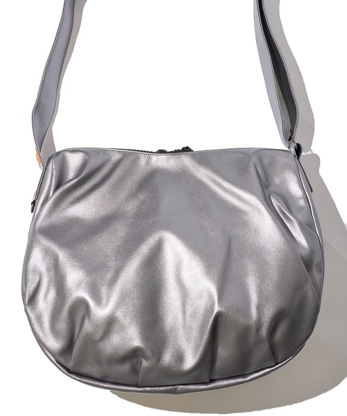 UNIVERSAL OVERALL(ユニバーサルオーバーオール)の「【UNIVERSAL OVERALL】ECO LEATHER HOBO SHOULDER BAG / エコレザーショルダーバッグ(ショルダーバッグ・レディース・ブラック/シルバーグレー/ブラウン・FREE)」の6枚目の写真