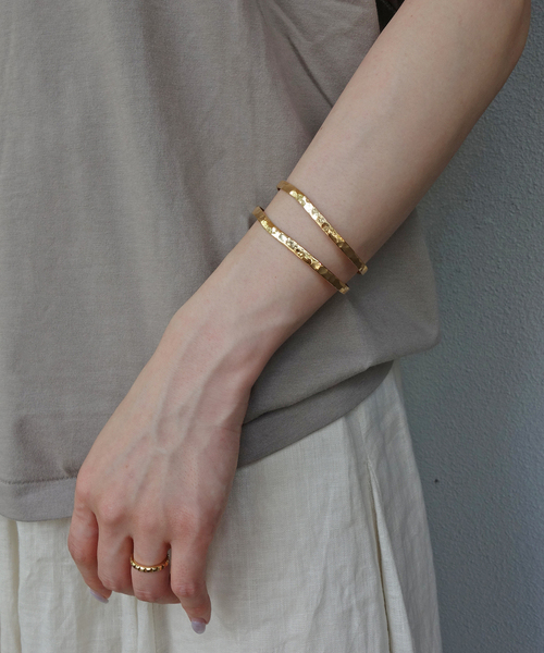 SLOBE IENA(スローブイエナ)の「SLOBE カフバングル(ブレスレット・レディース・ゴールド・FREE)」の2枚目の写真