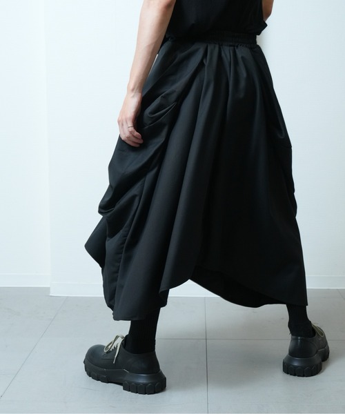 Ruze（ルゼ）の「Irregular cut balloon tuck skirt / イレギュラーカット バルーンスカート（スカート・メンズ・ブラック・FREE）」の2枚目の写真