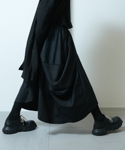 Ruze（ルゼ）の「Irregular cut balloon tuck skirt / イレギュラーカット バルーンスカート（スカート・メンズ・ブラック・FREE）」の10枚目の写真