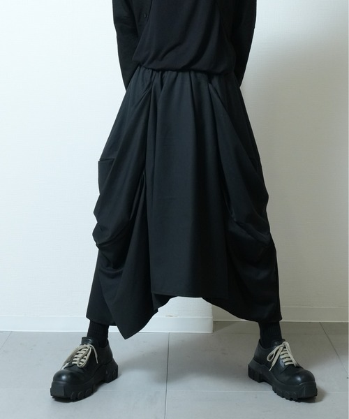 Ruze（ルゼ）の「Irregular cut balloon tuck skirt / イレギュラーカット バルーンスカート（スカート・メンズ・ブラック・FREE）」の11枚目の写真