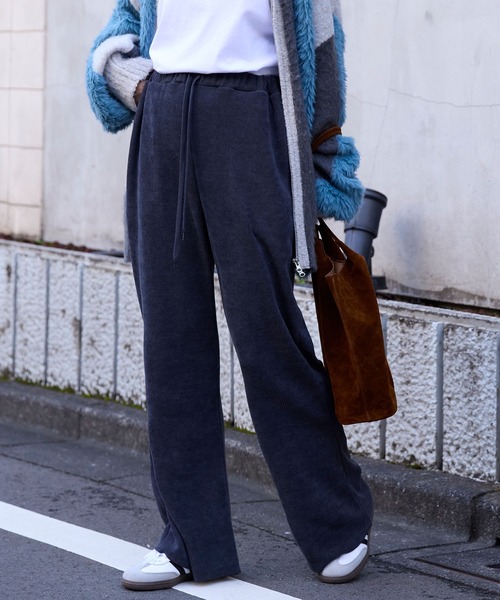 MONO-MART(モノマート)の「カットコーデュロイ イージーフレアパンツ(その他パンツ・レディース・ブラック/オリーブ/アイボリー/チャコールグレー/ブラウン/レッド/ネイビー・S/L/M)」の2枚目の写真