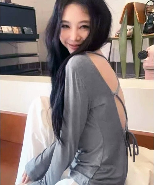 VIBGYOR(ヴィブジョー)の「【EIZZ/アイズ】バックオープンクロス デザイン ロンT(Tシャツ/カットソー・レディース・グレー/ブラック・FREE)」の4枚目の写真