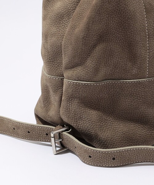 TOMORROWLAND (トゥモローランド)の「【別注】Charles et Charlus Marcel ヌバックレザー バックパック(バックパック/リュック・メンズ・グレイッシュベージュ・FREE)」の6枚目の写真
