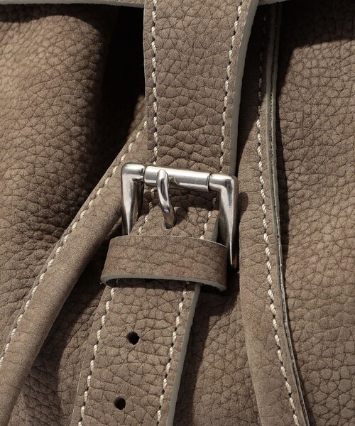TOMORROWLAND (トゥモローランド)の「【別注】Charles et Charlus Marcel ヌバックレザー バックパック(バックパック/リュック・メンズ・グレイッシュベージュ・FREE)」の7枚目の写真