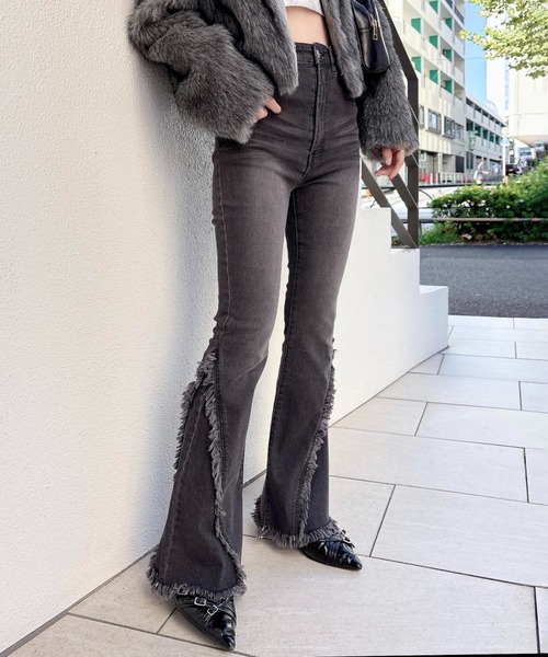 INGNI（イング）の「フリンジフレアデニムパンツ（デニムパンツ・レディース・ブルー系その他4/グレー/ブルー系その他・S/M）」の2枚目の写真