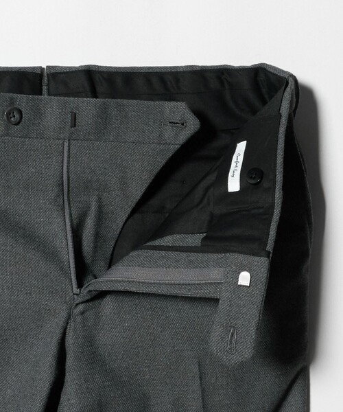 UNITED ARROWS（ユナイテッドアローズ）の「サイドエクステンド バーズアイ ノープリーツスラックス COMFORT EASY‐MODEL ウォッシャブル ストレッチ（スラックス・メンズ・グレー系/ダークグレー・44/48/52/46/50/42）」の13枚目の写真