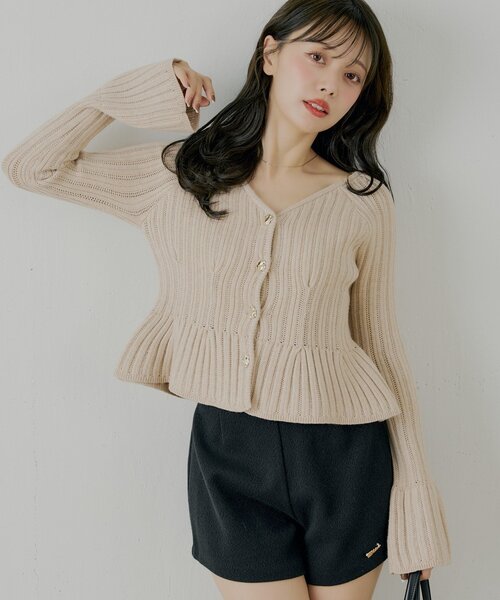 Chico（チコ）の「【SALON by Chico】金釦ペプラム柄編みニット（ニット/セーター・レディース・ベージュ/アイボリー/ブラック/レッド・FREE）」の3枚目の写真