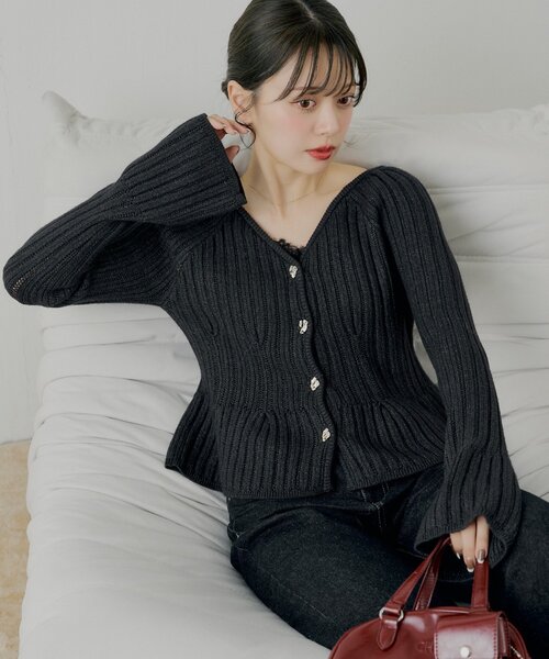 Chico（チコ）の「【SALON by Chico】金釦ペプラム柄編みニット（ニット/セーター・レディース・ベージュ/アイボリー/ブラック/レッド・FREE）」の2枚目の写真