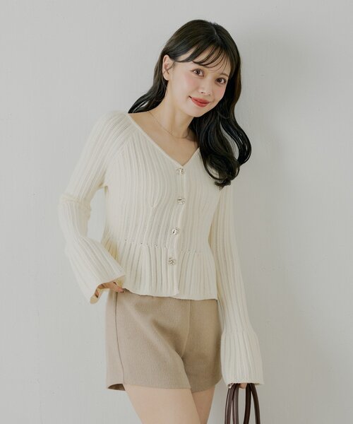 Chico（チコ）の「【SALON by Chico】金釦ペプラム柄編みニット（ニット/セーター・レディース・ベージュ/アイボリー/ブラック/レッド・FREE）」の5枚目の写真