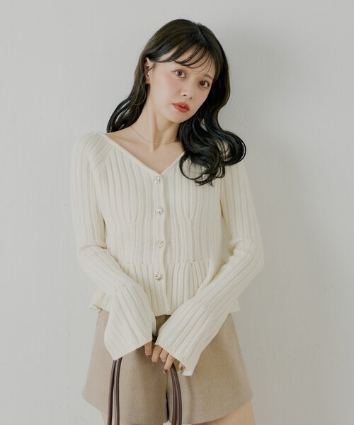 Chico（チコ）の「【SALON by Chico】金釦ペプラム柄編みニット（ニット/セーター・レディース・ベージュ/アイボリー/ブラック/レッド・FREE）」の10枚目の写真