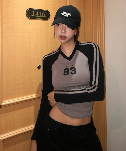 1993STUDIO(1993スタジオ)の「WトラックラインVネックロングスリーブ_グレー(Tシャツ/カットソー・レディース・その他・SMALL/MEDIUM)」の1枚目の写真