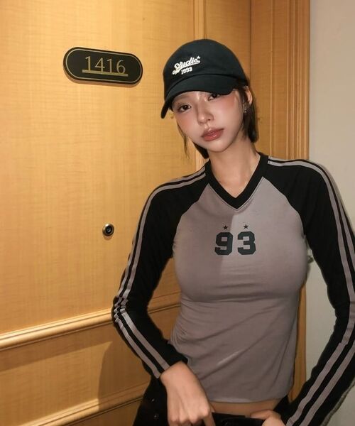 1993STUDIO(1993スタジオ)の「WトラックラインVネックロングスリーブ_グレー(Tシャツ/カットソー・レディース・その他・SMALL/MEDIUM)」の16枚目の写真