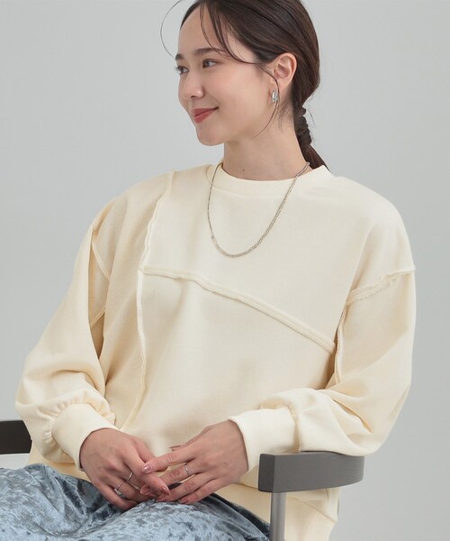 Cutie Blonde(キューティーブロンド)の「1枚でコーデが決まる リメイク風スウェット(スウェット・レディース・パープル系/オフホワイト/ブラック/ライトグレー・00)」の1枚目の写真