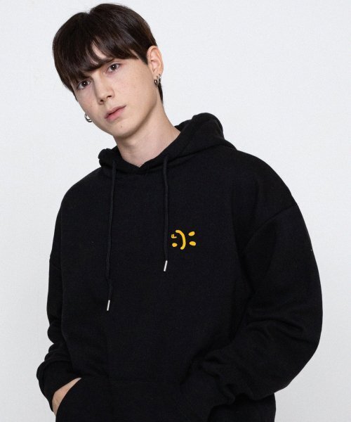 GRAVER（グレーバー）の「[ユニセックス]スモールダブルドローイングスマイルフードパーカー_ブラック（パーカー・レディース・ブラック・MEDIUM/LARGE/SMALL）」の2枚目の写真