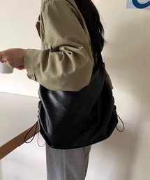 NuNuNa（ヌヌナ）の「【NuNuNa】合成皮革サイドシャーリングショルダーバッグ（ショルダーバッグ）」