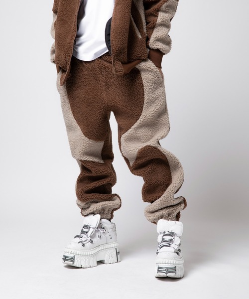 VANQUISH（ヴァンキッシュ）の「VANQUISH / ヴァンキッシュ Sans Serif ロゴ ジップアップ ボアパンツ（その他パンツ・メンズ・ブラウン/グレー・M/L）」の2枚目の写真