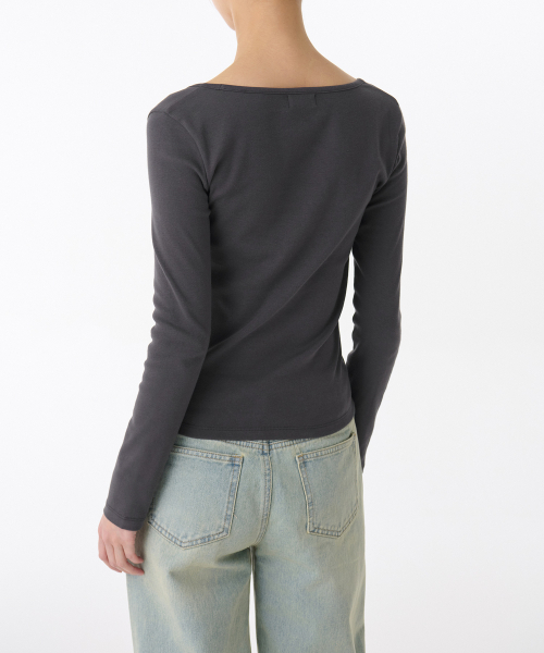 MUSINSA STANDARD WOMAN（ムシンサスタンダードウーマン）の「ウィメンズスリムスクエアネック長袖Tシャツ[ダークグレー]（Tシャツ/カットソー・レディース・その他・X-LARGE/X-SMALL/SMALL/MEDIUM/LARGE）」の2枚目の写真