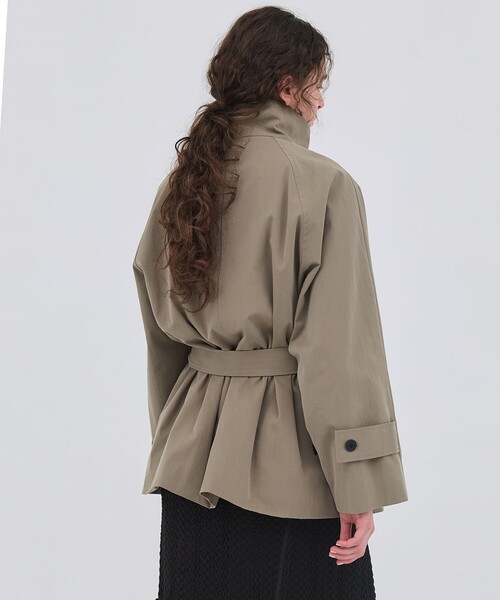 PUBLIC TOKYO（パブリックトウキョウ）の「【2026春新作】ファンネルネックショートトレンチコート（トレンチコート・レディース・アイボリー/ダークグレー/カーキ・1/2）」の16枚目の写真