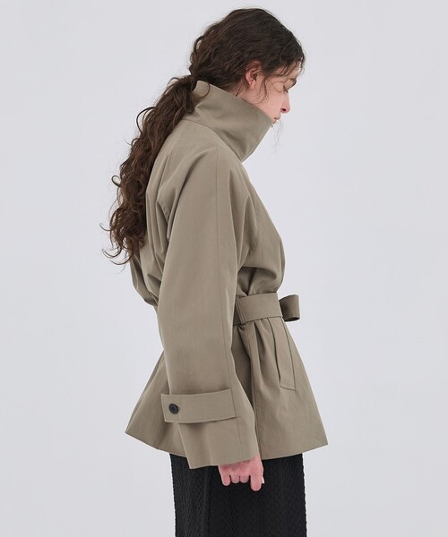 PUBLIC TOKYO（パブリックトウキョウ）の「【2026春新作】ファンネルネックショートトレンチコート（トレンチコート・レディース・アイボリー/ダークグレー/カーキ・1/2）」の17枚目の写真