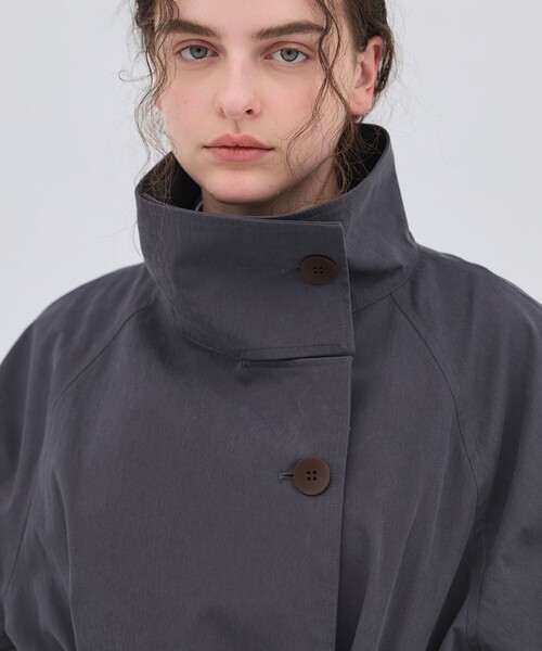 PUBLIC TOKYO（パブリックトウキョウ）の「【2026春新作】ファンネルネックショートトレンチコート（トレンチコート・レディース・アイボリー/ダークグレー/カーキ・1/2）」の5枚目の写真