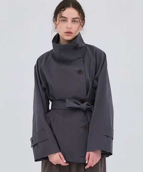 PUBLIC TOKYO（パブリックトウキョウ）の「【2026春新作】ファンネルネックショートトレンチコート（トレンチコート・レディース・アイボリー/ダークグレー/カーキ・1/2）」の2枚目の写真