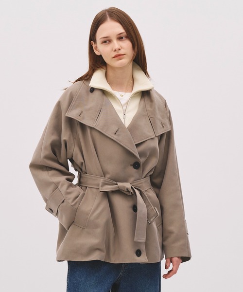 PUBLIC TOKYO(パブリックトウキョウ)の「【WEB限定予約受注中】ファンネルネックショートトレンチコート/4wayショートコート/2026年春人気1位のアウターに新色追加/シワ防止/オンオフ兼用/仕事でも使える/ウォッシャブル(トレンチコート・レディース・アイボリー/ダークグレー/カーキ/ブラウン/ベージュ・1/2)」の8枚目の写真