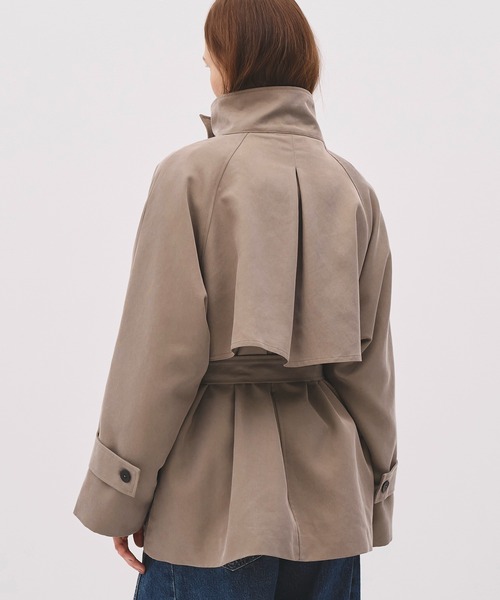 PUBLIC TOKYO(パブリックトウキョウ)の「【WEB限定予約受注中】ファンネルネックショートトレンチコート/4wayショートコート/2026年春人気1位のアウターに新色追加/シワ防止/オンオフ兼用/仕事でも使える/ウォッシャブル(トレンチコート・レディース・アイボリー/ダークグレー/カーキ/ブラウン/ベージュ・1/2)」の12枚目の写真