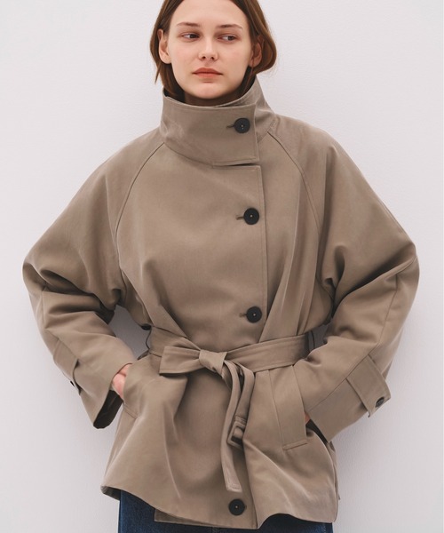 PUBLIC TOKYO(パブリックトウキョウ)の「【WEB限定予約受注中】ファンネルネックショートトレンチコート/4wayショートコート/2026年春人気1位のアウターに新色追加/シワ防止/オンオフ兼用/仕事でも使える/ウォッシャブル(トレンチコート・レディース・アイボリー/ダークグレー/カーキ/ブラウン/ベージュ・1/2)」の14枚目の写真