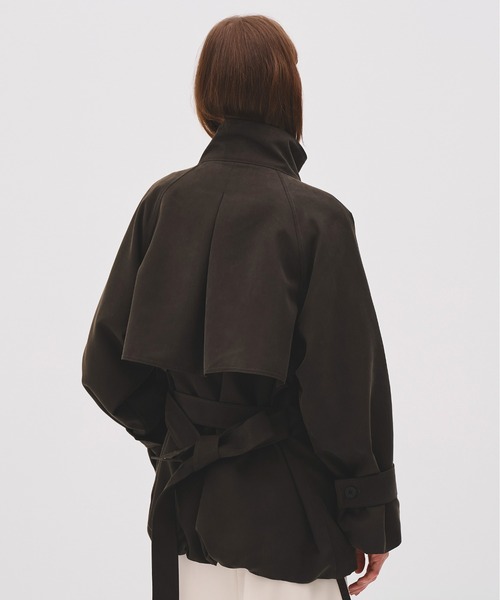 PUBLIC TOKYO(パブリックトウキョウ)の「【WEB限定予約受注中】ファンネルネックショートトレンチコート/4wayショートコート/2026年春人気1位のアウターに新色追加/シワ防止/オンオフ兼用/仕事でも使える/ウォッシャブル(トレンチコート・レディース・アイボリー/ダークグレー/カーキ/ブラウン/ベージュ・1/2)」の18枚目の写真