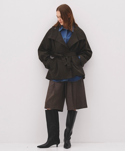PUBLIC TOKYO(パブリックトウキョウ)の「【WEB限定予約受注中】ファンネルネックショートトレンチコート/4wayショートコート/2026年春人気1位のアウターに新色追加/シワ防止/オンオフ兼用/仕事でも使える/ウォッシャブル(トレンチコート・レディース・アイボリー/ダークグレー/カーキ/ブラウン/ベージュ・1/2)」の21枚目の写真