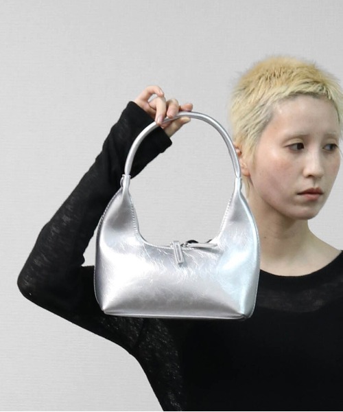 THE CELL.(ザセルドット)の「三日月MINIハンドバッグ HALF MOON MINI HANDBAG(ハンドバッグ・レディース・シルバー/ブルー/ブラック・FREE)」の1枚目の写真
