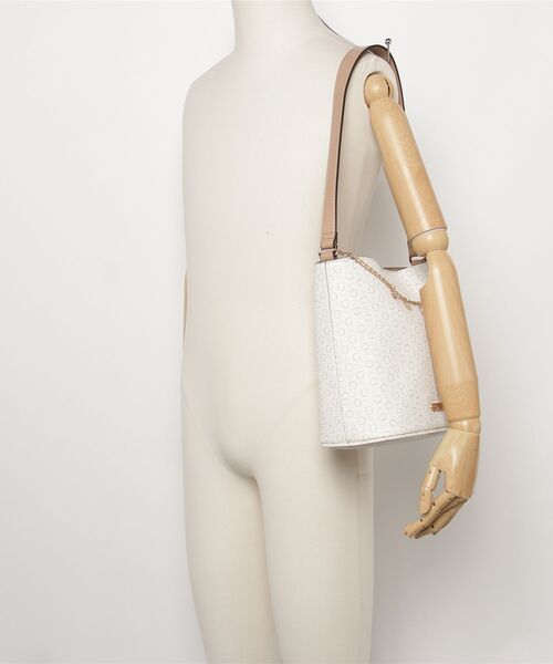 Guess(ゲス)の「TASHA Bucket ショルダーバッグ バケットバッグ(ショルダーバッグ・レディース・ホワイト/ダークグレー・ONE SIZE)」の16枚目の写真