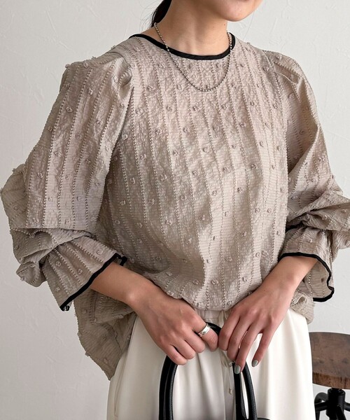 fredy emue（フレディエミュ）の「【大人気シリーズの最新作】バック釦配色ギャザーブラウス（シャツ/ブラウス・レディース・ブラック/グレイッシュベージュ/オフホワイト・38）」の3枚目の写真