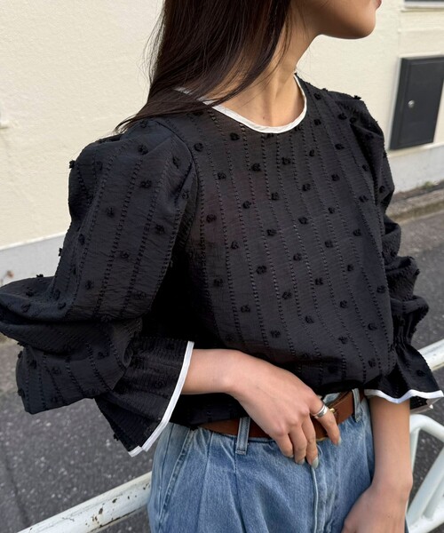 fredy emue（フレディエミュ）の「【大人気シリーズの最新作】バック釦配色ギャザーブラウス（シャツ/ブラウス・レディース・ブラック/グレイッシュベージュ/オフホワイト・38）」の2枚目の写真