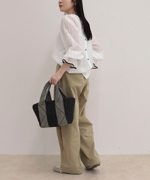 fredy emue（フレディエミュ）の「【大人気シリーズの最新作】バック釦配色ギャザーブラウス（シャツ/ブラウス・レディース・ブラック/グレイッシュベージュ/オフホワイト・38）」の5枚目の写真