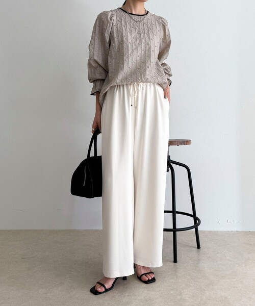 fredy emue（フレディエミュ）の「【大人気シリーズの最新作】バック釦配色ギャザーブラウス（シャツ/ブラウス・レディース・ブラック/グレイッシュベージュ/オフホワイト・38）」の19枚目の写真