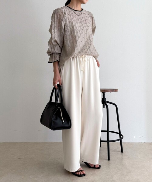 fredy emue（フレディエミュ）の「【大人気シリーズの最新作】バック釦配色ギャザーブラウス（シャツ/ブラウス・レディース・ブラック/グレイッシュベージュ/オフホワイト・38）」の20枚目の写真