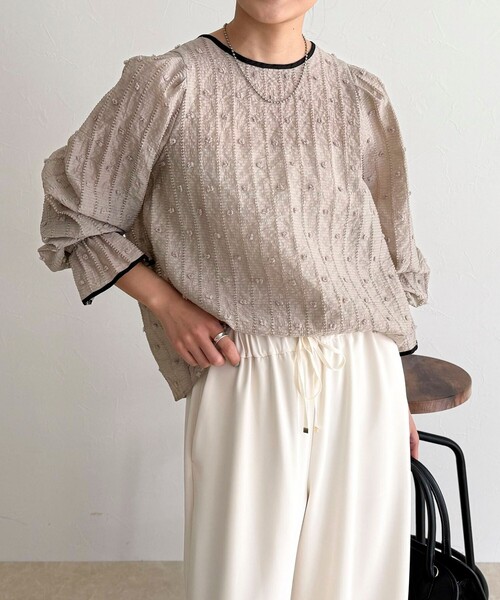fredy emue（フレディエミュ）の「【大人気シリーズの最新作】バック釦配色ギャザーブラウス（シャツ/ブラウス・レディース・ブラック/グレイッシュベージュ/オフホワイト・38）」の11枚目の写真