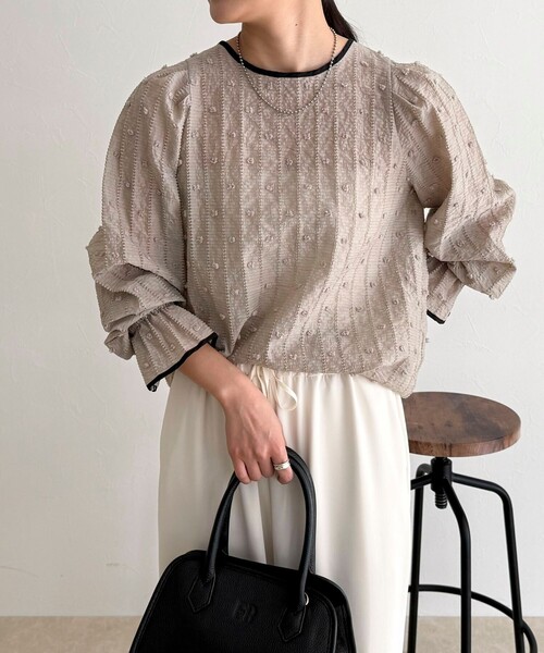 fredy emue（フレディエミュ）の「【大人気シリーズの最新作】バック釦配色ギャザーブラウス（シャツ/ブラウス・レディース・ブラック/グレイッシュベージュ/オフホワイト・38）」の12枚目の写真